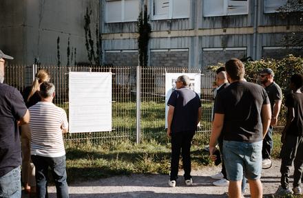 l'accrochage · sur un banc