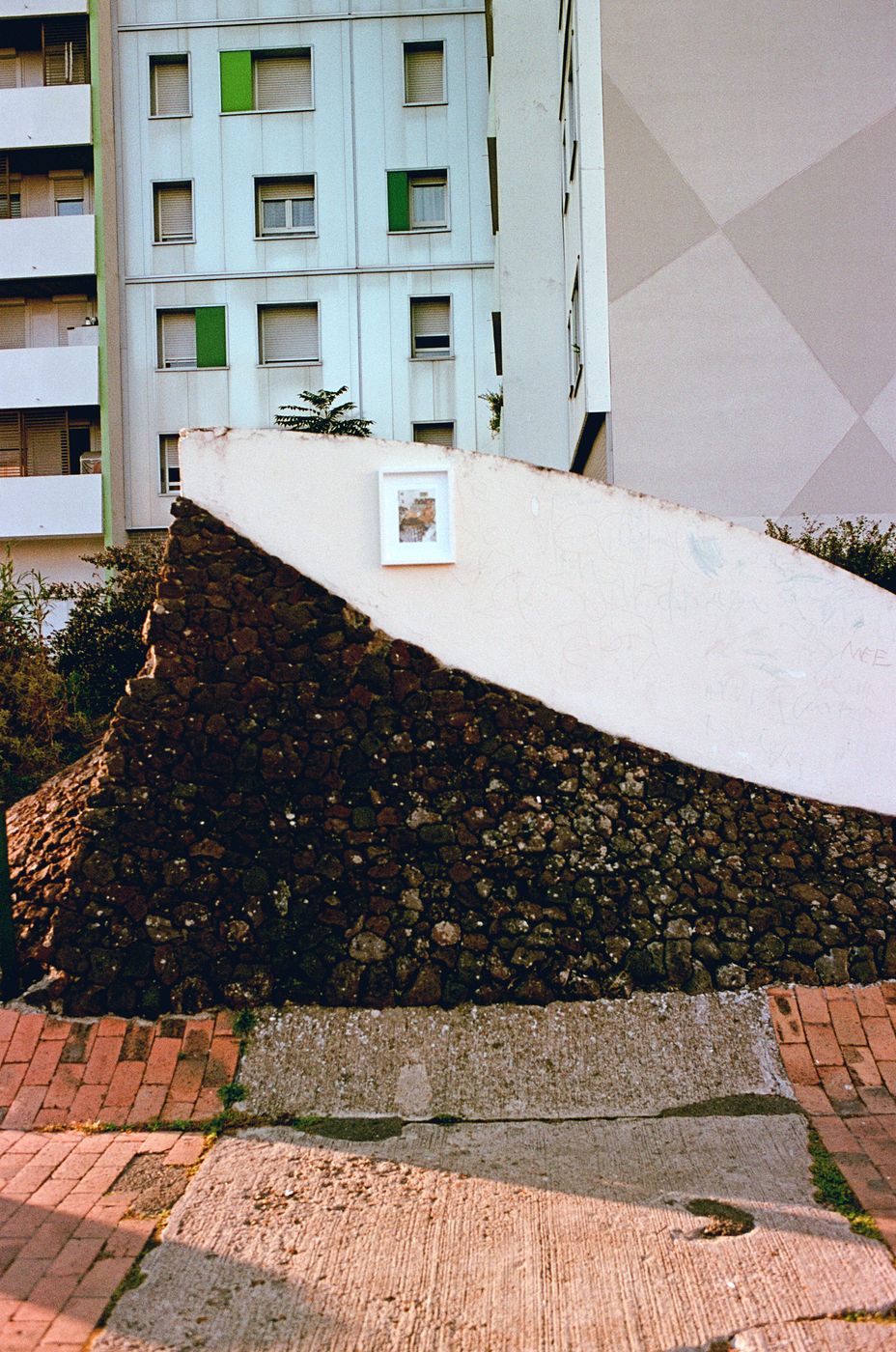 l'accrochage · le mur courbe