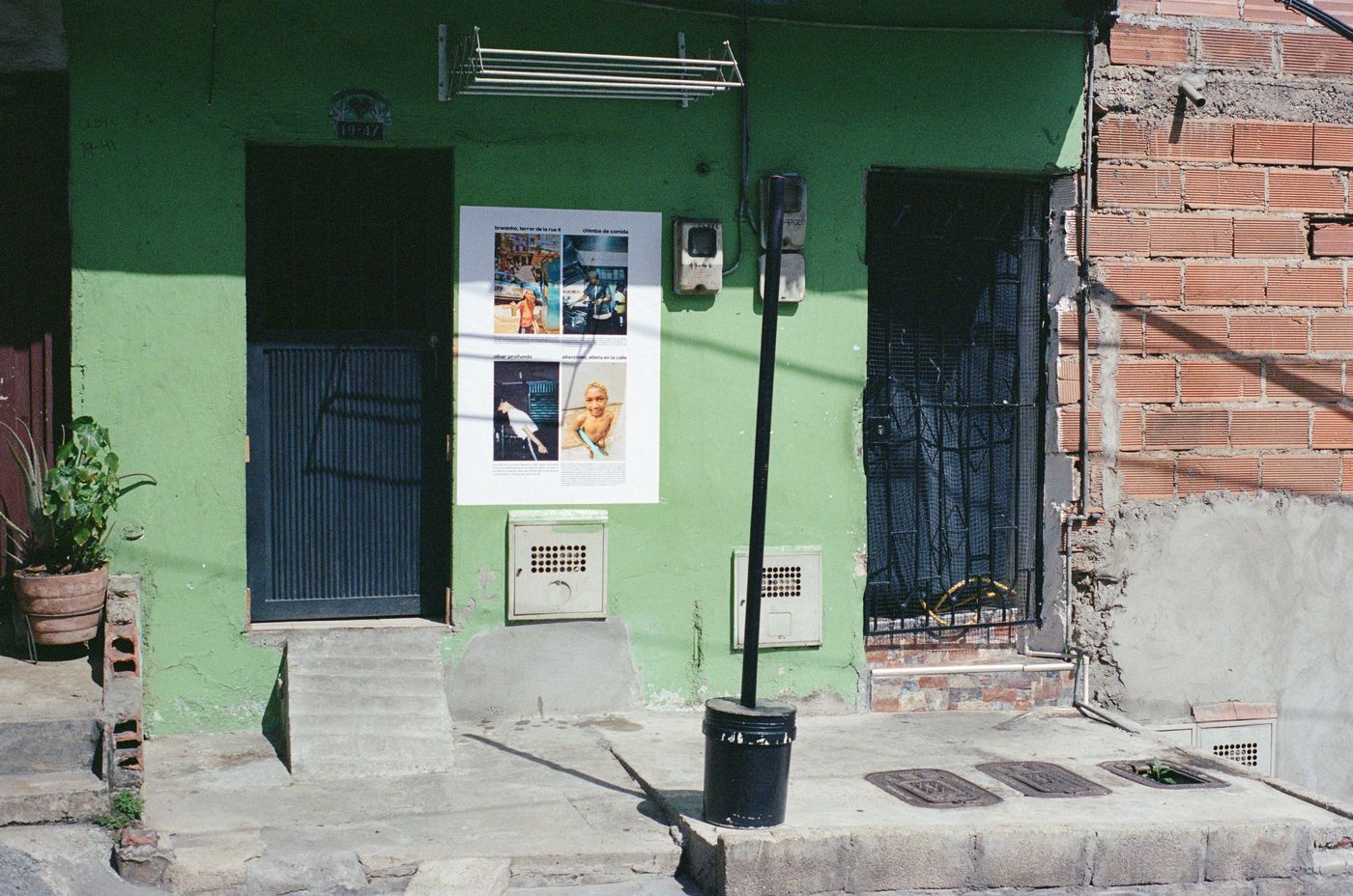 l'accrochage · le mur vert