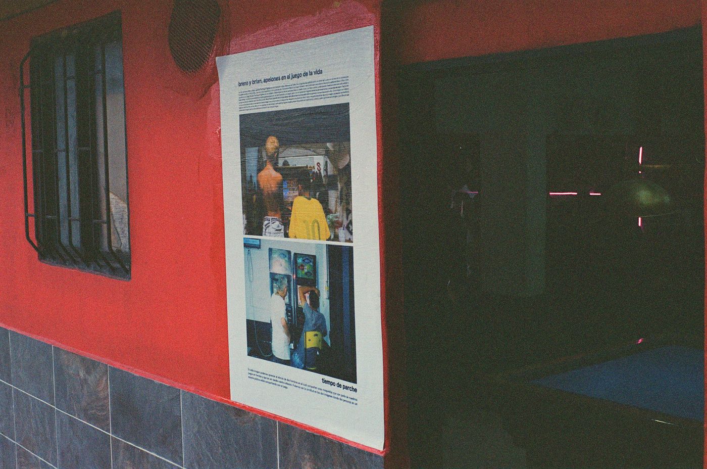l'accrochage · la façade rouge