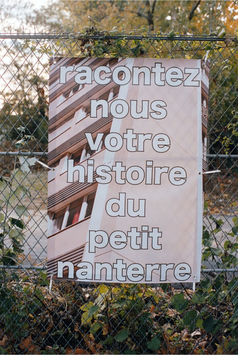 l'accrochage · le grillage du terrain de basket