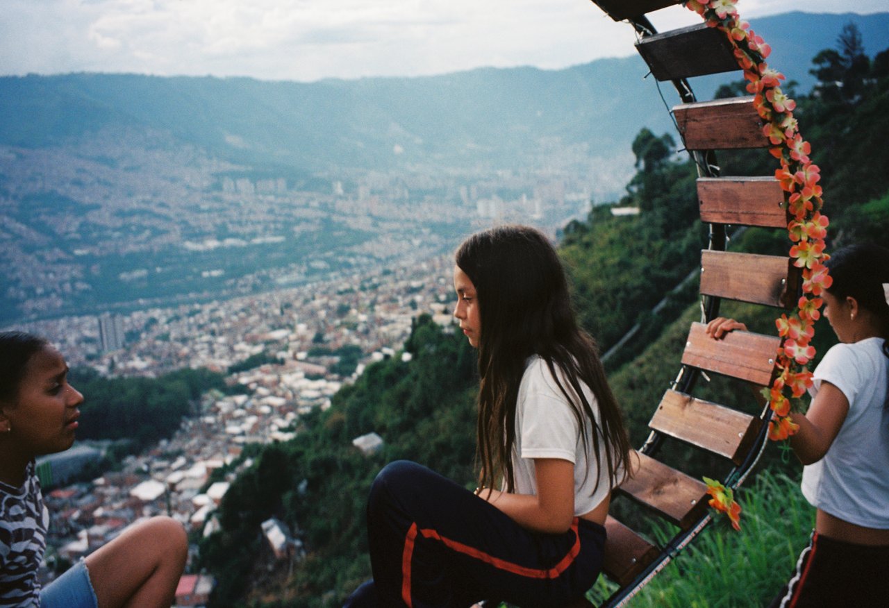 las mejores amigas de vivir · « la comunidad preciosa », Medellín, 2026