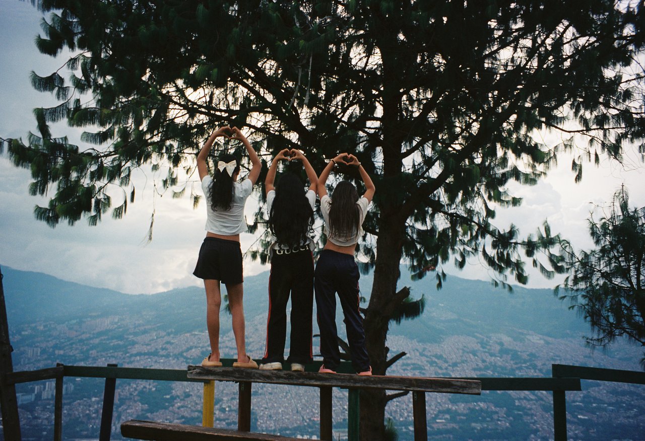 las tres amigas · « la comunidad preciosa », Medellín, 2026