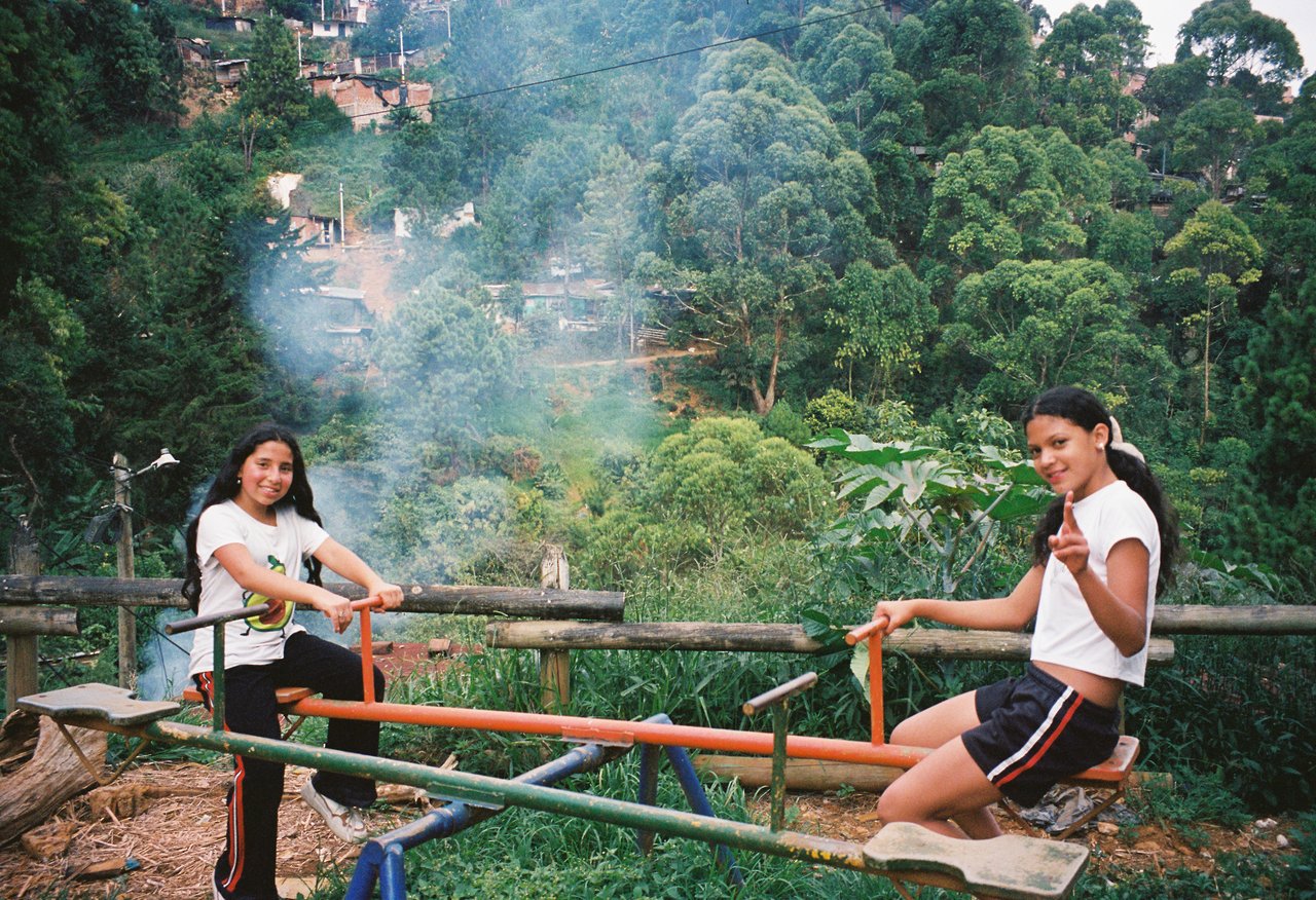 en el parque · « la comunidad preciosa », Medellín, 2026
