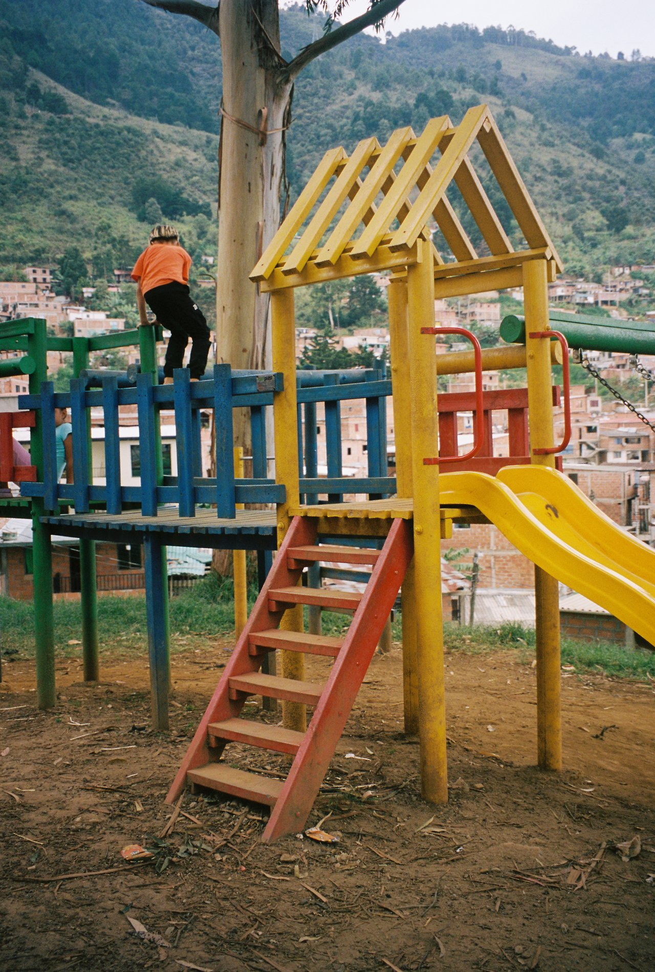 tobogán · « la comunidad preciosa », Medellín, 2026