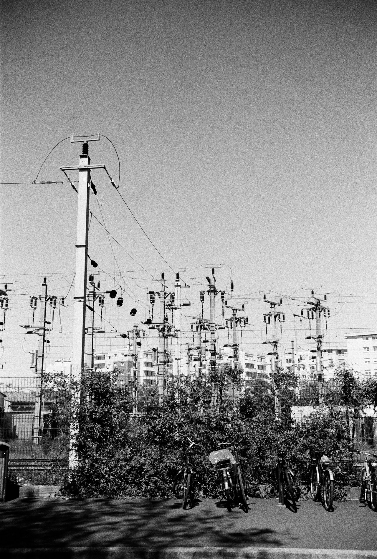 la gare depuis la cité · « trains de vie », Drancy, 2026