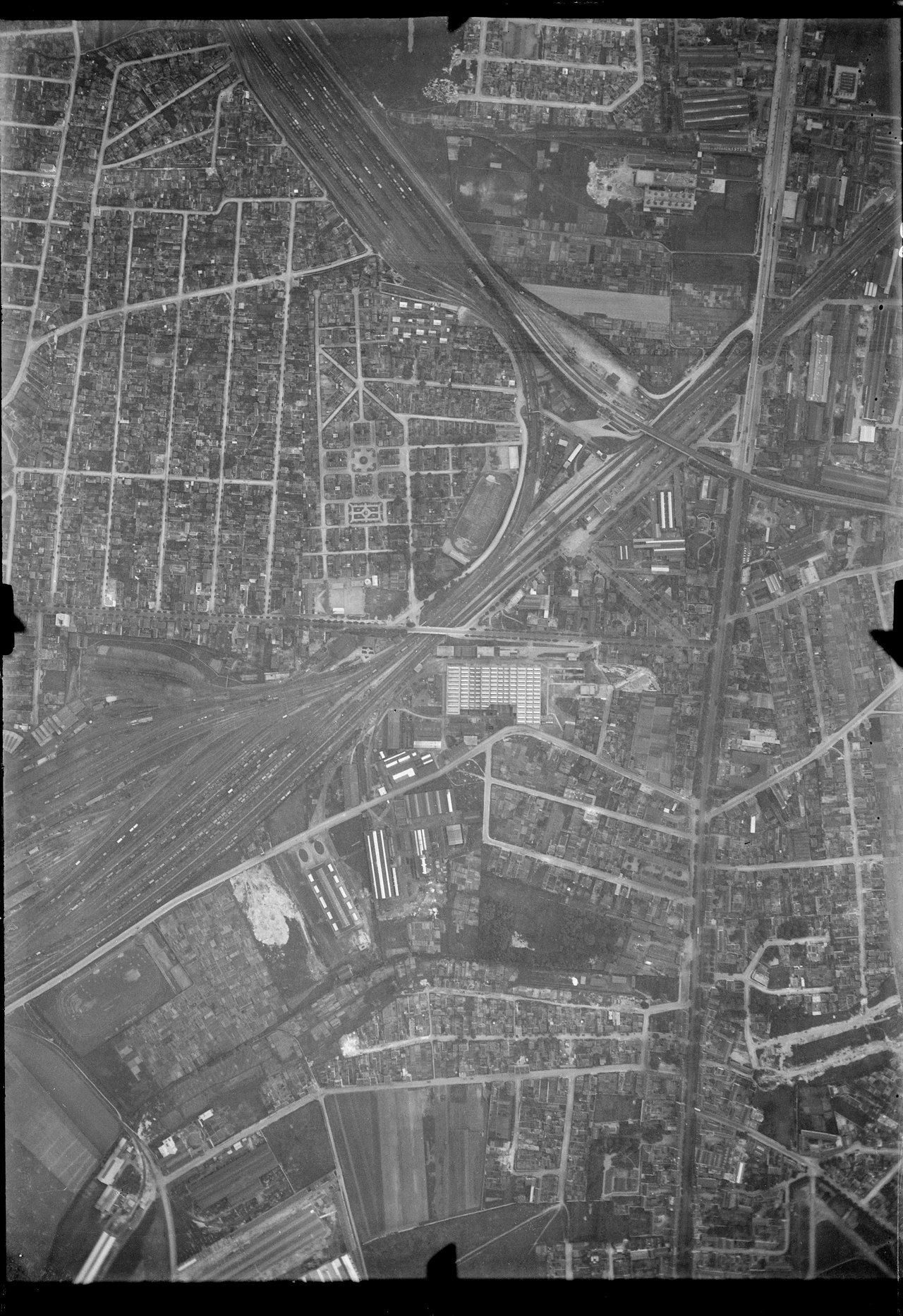 depuis le ciel, 1931 · « trains de vie », Drancy, 2026