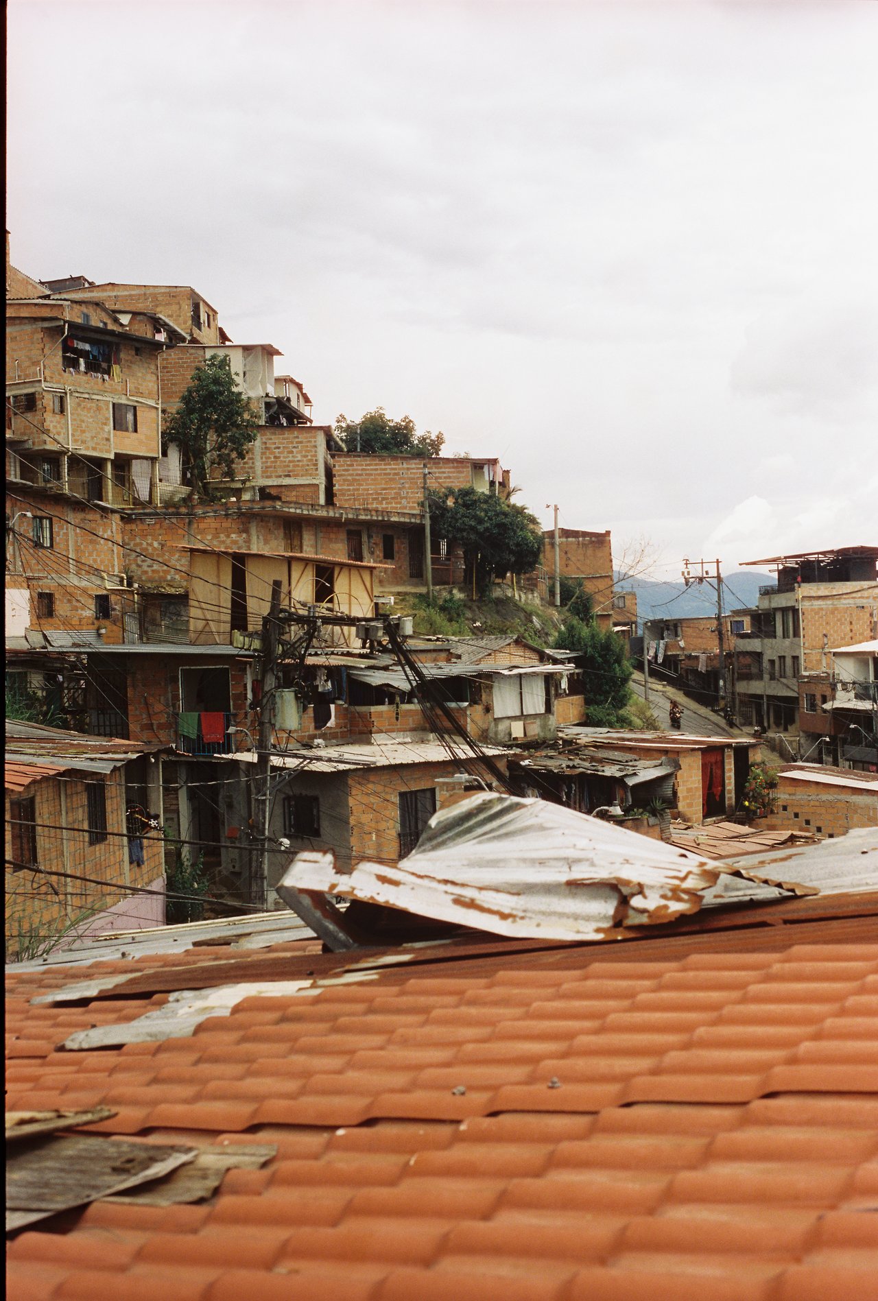 entre comunas · « favela ocho », Medellín, 2026