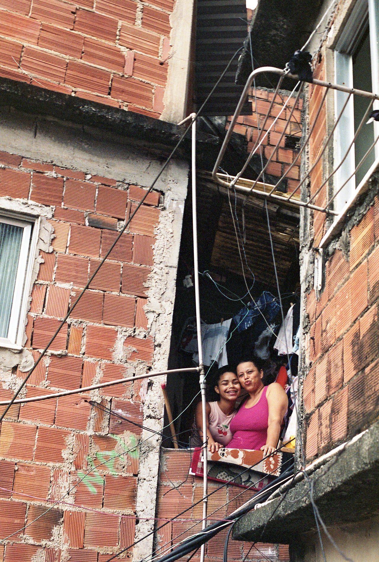 mucha paz en la ventana · « favela ocho », Rio de Janeiro, 2026