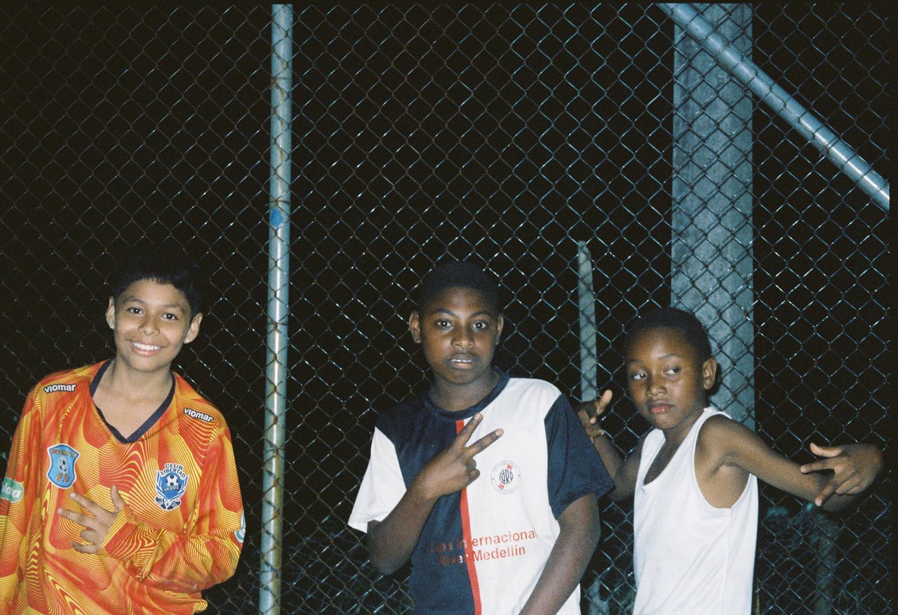 los tres · « favela ocho », Medellín, 2026