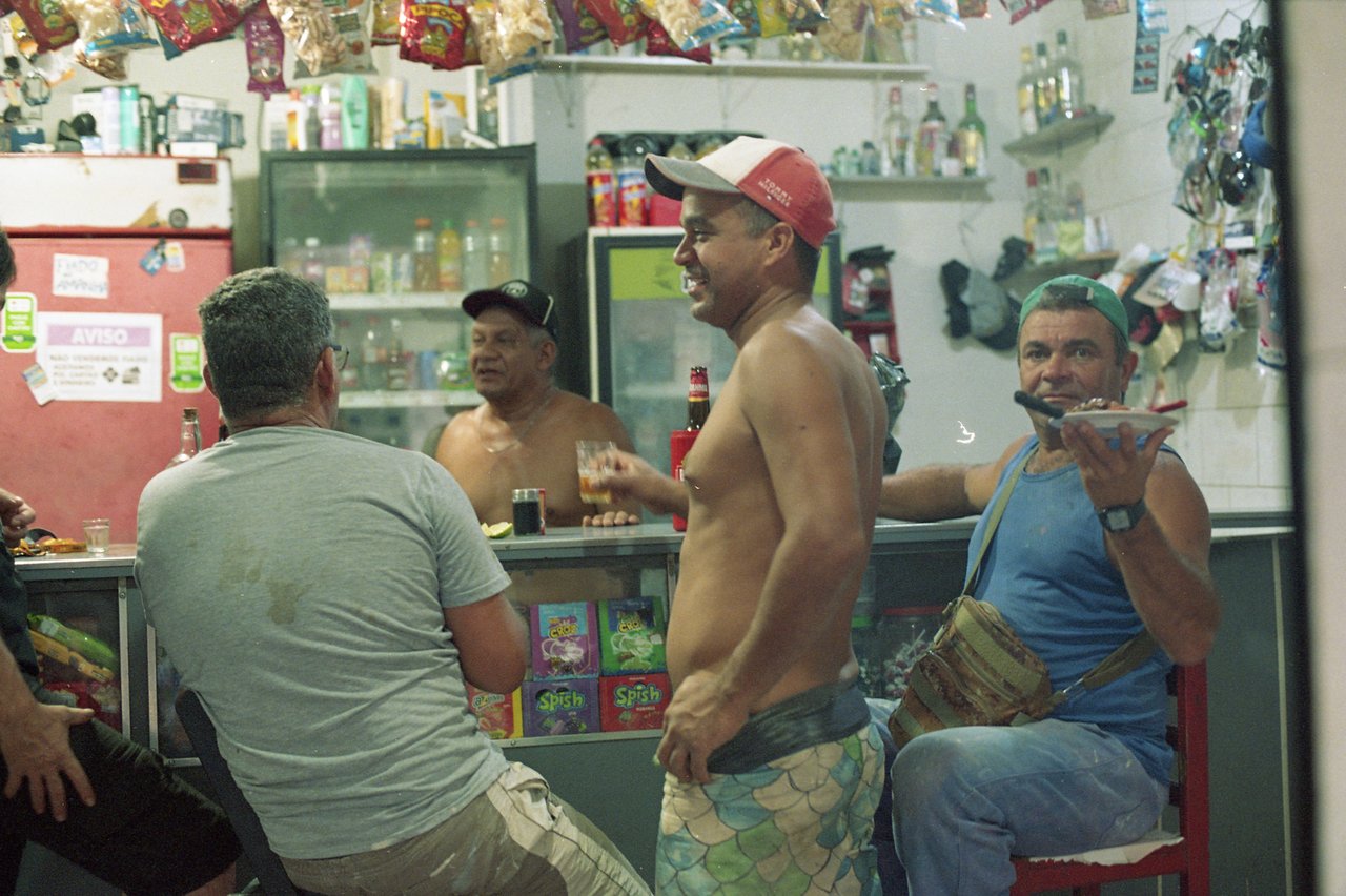 parche de tienda · « favela ocho », Rio de Janeiro, 2026