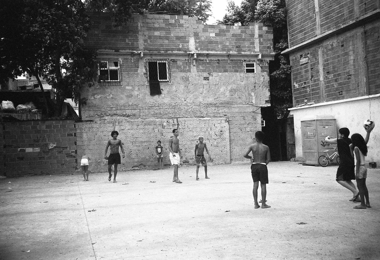 crías del ladrillito · « favela ocho », Rio de Janeiro, 2026