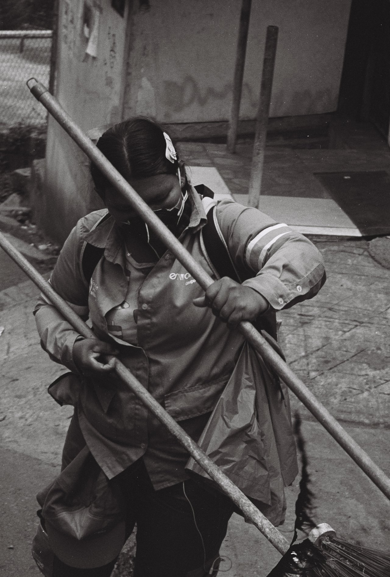 barriendo sueños · « favela ocho », Medellín, 2026