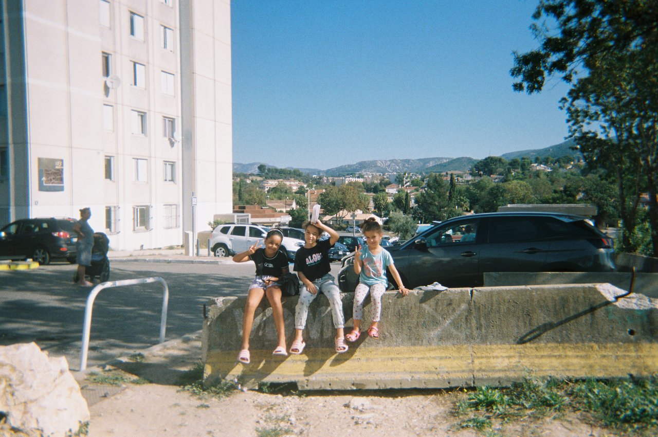 mes soeurs et moi à la marie · « la cité aux fleurs », Marseille, 2023