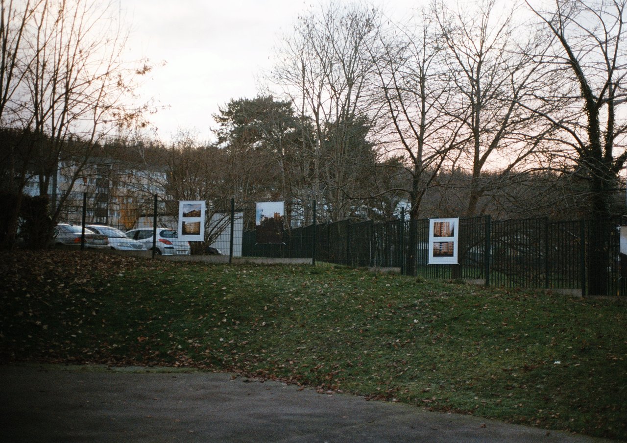 l’exposition sur les grilles · « les couleurs du quartier », Vernon, 2025